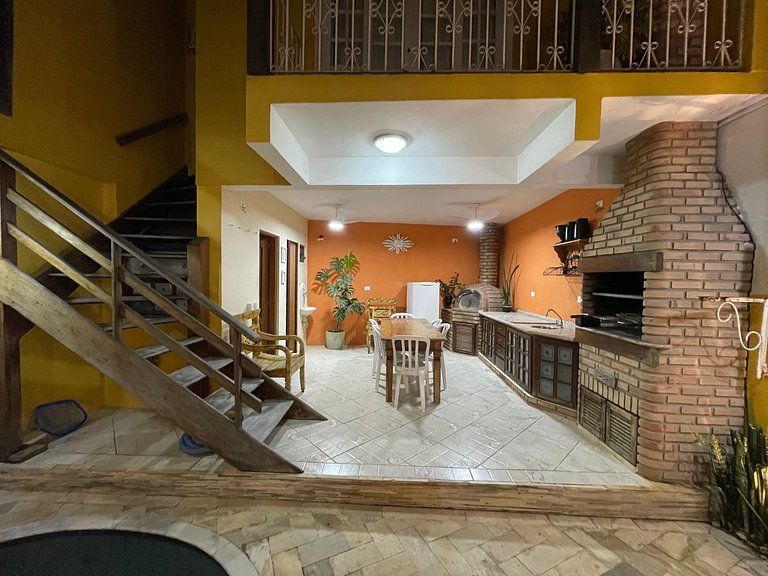 Aconchegante casa com piscina