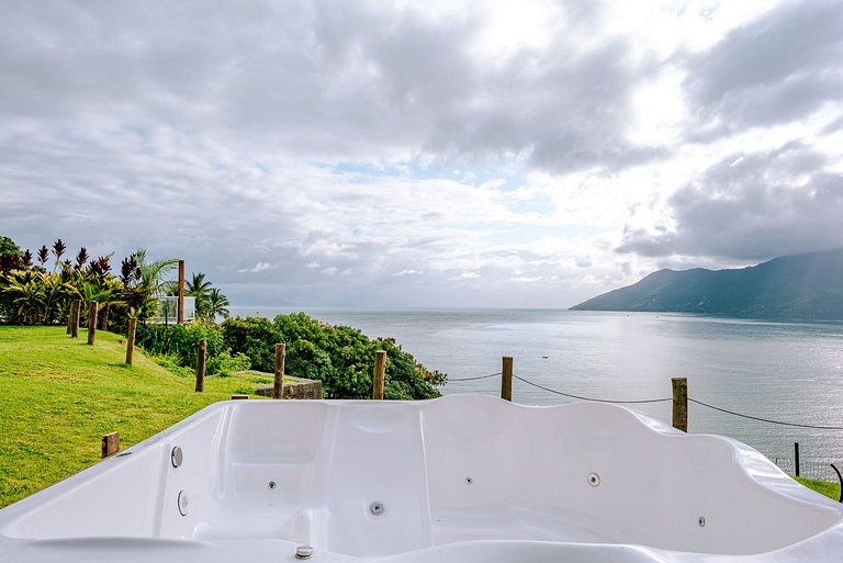 Casa na costeira com vista para o mar