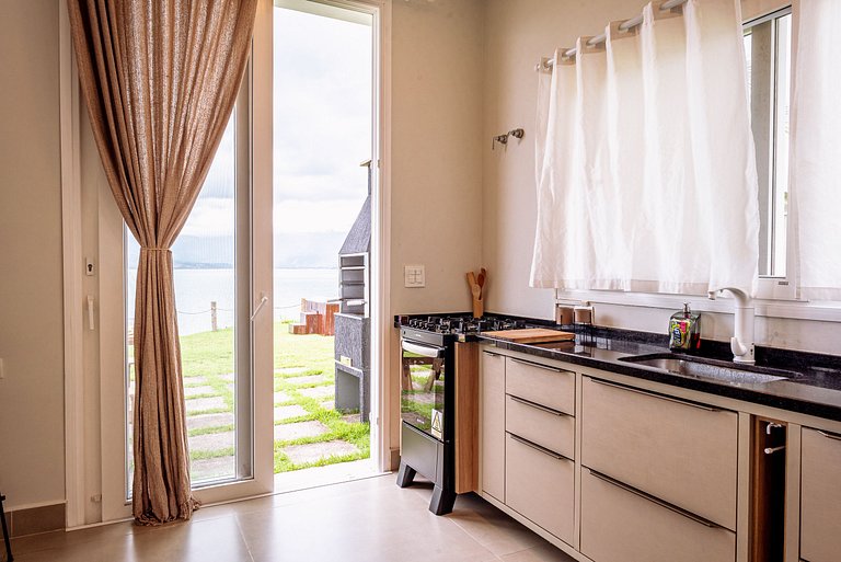 Casa na costeira com vista para o mar