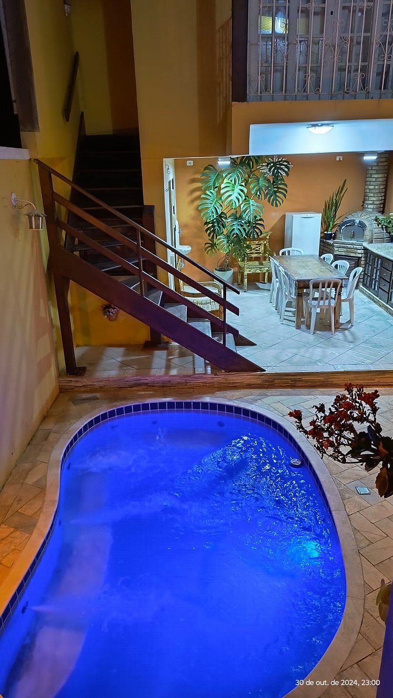 Aconchegante casa com piscina