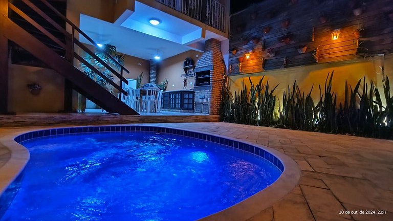 Aconchegante casa com piscina