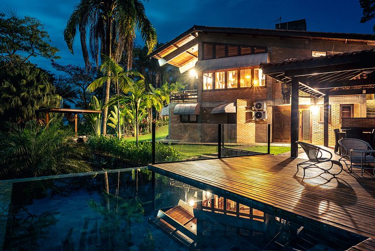 Casa em Condomínio na Praia das Toninhas com Vista para o Ma