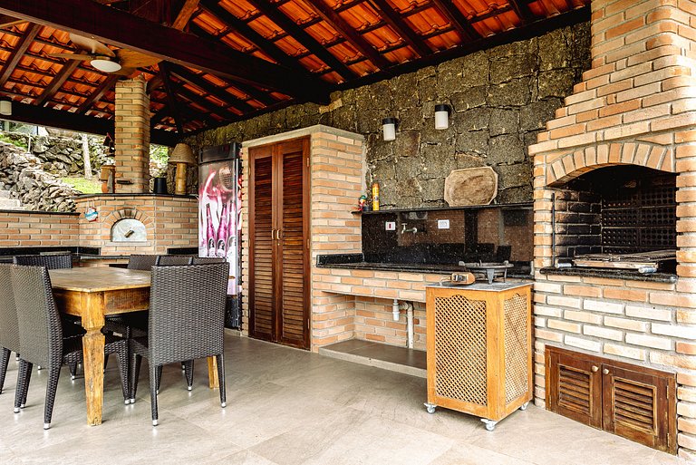 Casa em Condomínio na Praia das Toninhas com Vista para o Ma
