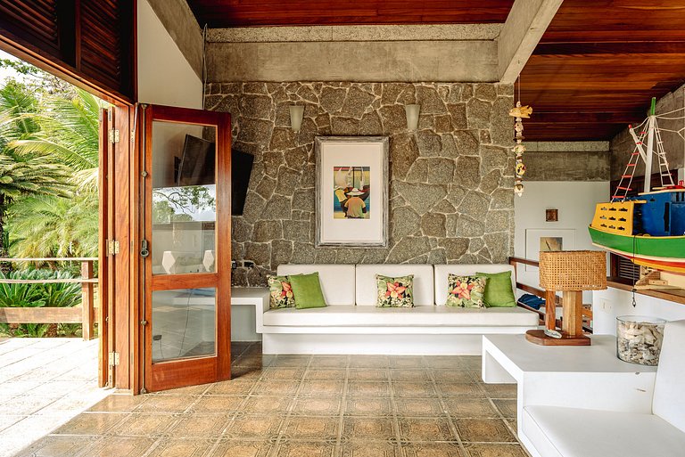 Casa em Condomínio na Praia das Toninhas com Vista para o Ma