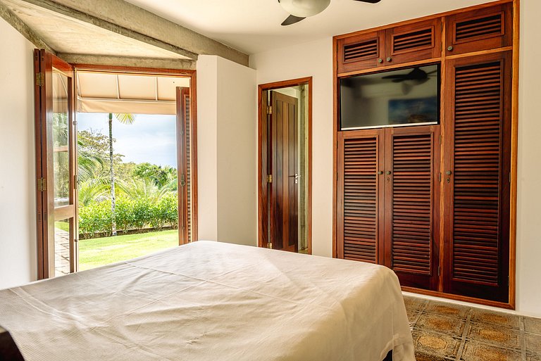 Casa em Condomínio na Praia das Toninhas com Vista para o Ma