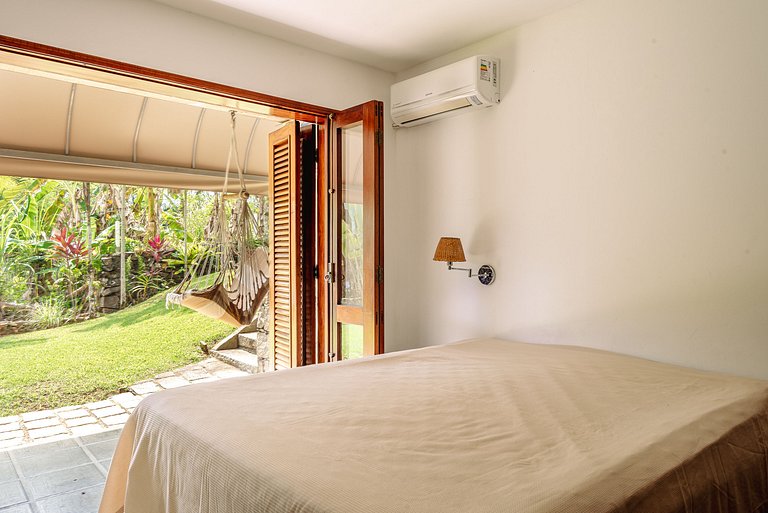 Casa em Condomínio na Praia das Toninhas com Vista para o Ma
