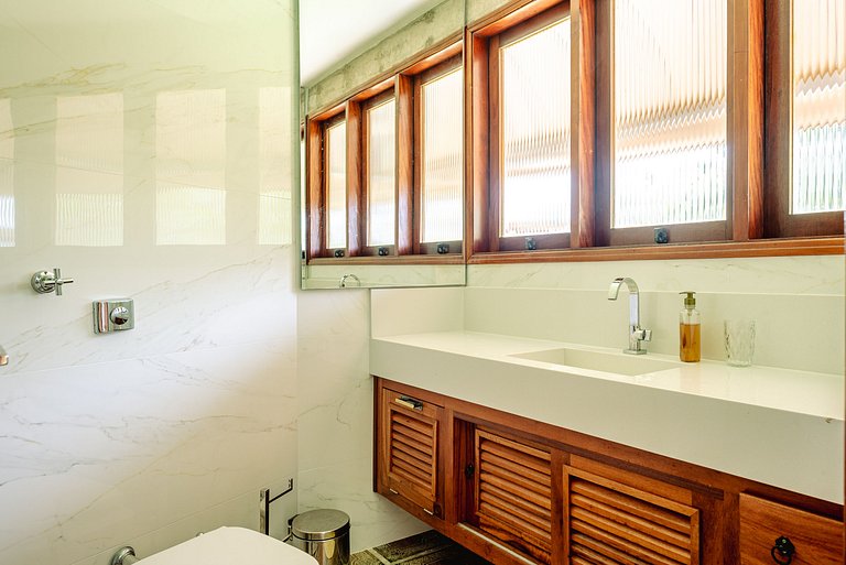 Casa em Condomínio na Praia das Toninhas com Vista para o Ma