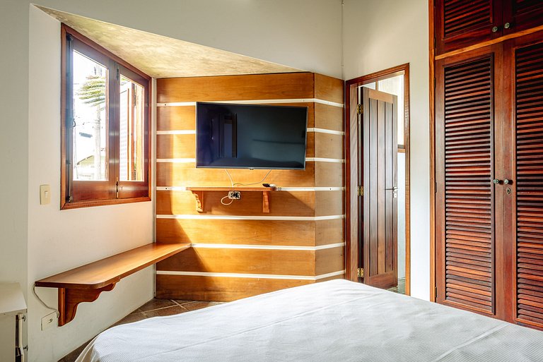 Casa em Condomínio na Praia das Toninhas com Vista para o Ma