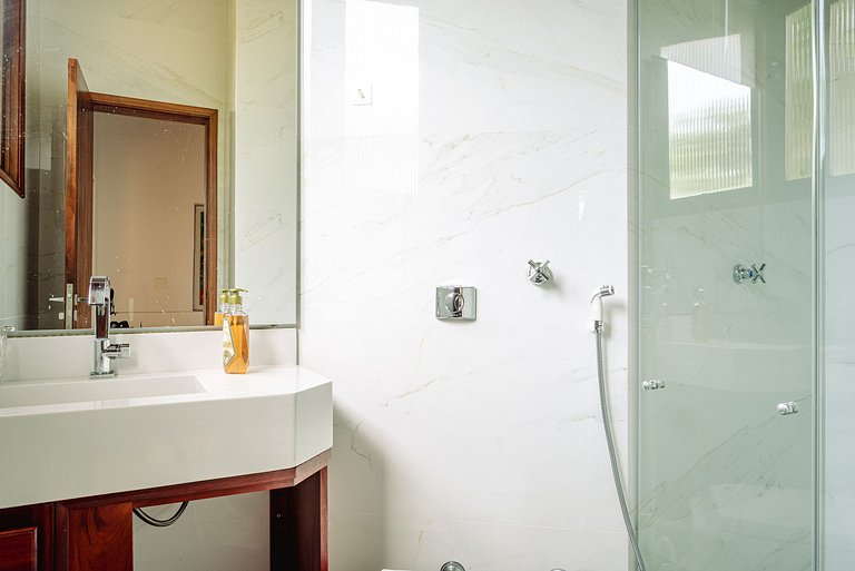 Casa em Condomínio na Praia das Toninhas com Vista para o Ma