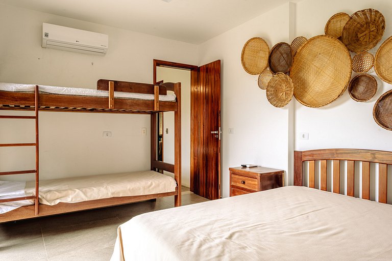 Casa em Condomínio na Praia das Toninhas com Vista para o Ma