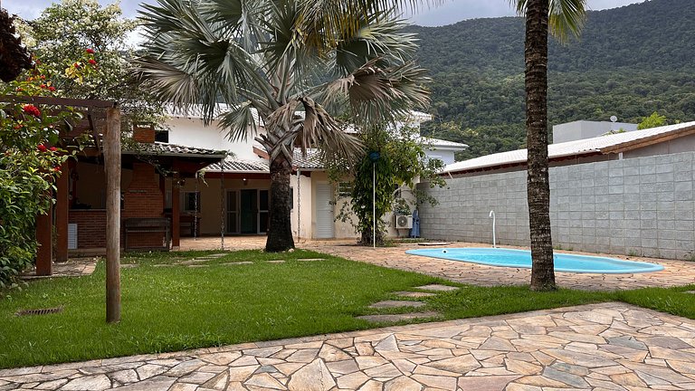 Refúgio a poucos passos da Praia de Guaecá
