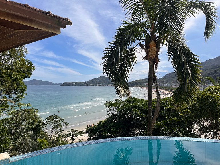 Refúgio confortável com piscina de borda infinita e vista in