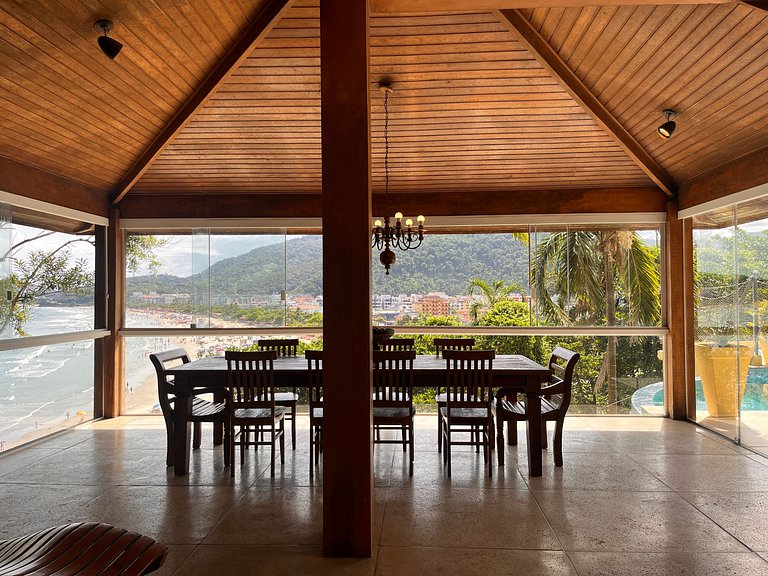Refúgio confortável com piscina de borda infinita e vista in