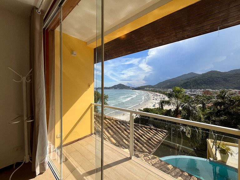 Refúgio confortável com piscina de borda infinita e vista in