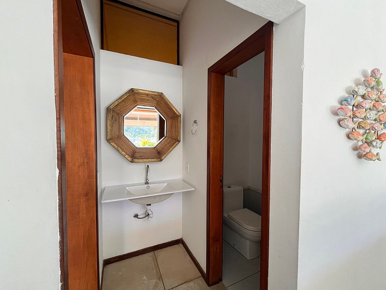 Refúgio confortável com piscina de borda infinita e vista in
