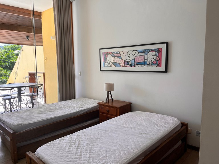 Casa com Piscina de Borda Infinita e Vista para o Mar l Ubat