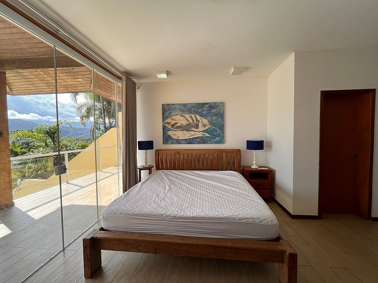Refúgio confortável com piscina de borda infinita e vista in