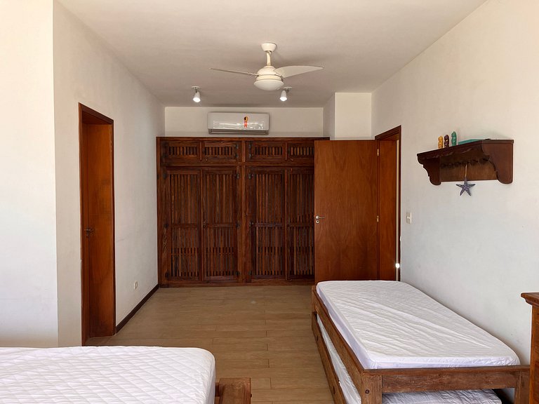 Refúgio confortável com piscina de borda infinita e vista in