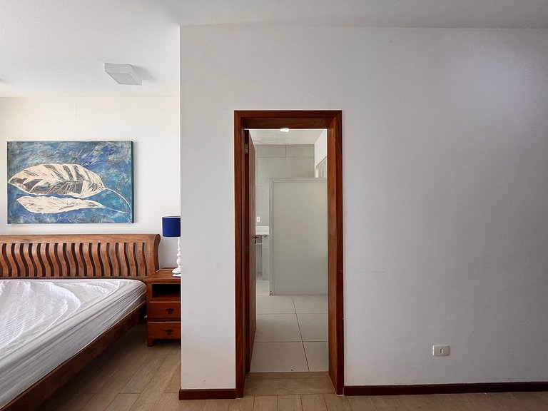 Refúgio confortável com piscina de borda infinita e vista in