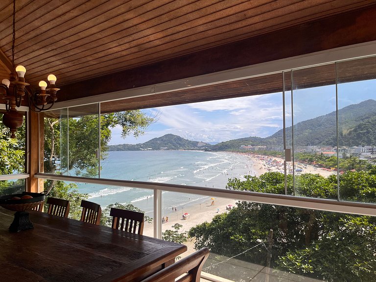 Refúgio confortável com piscina de borda infinita e vista in