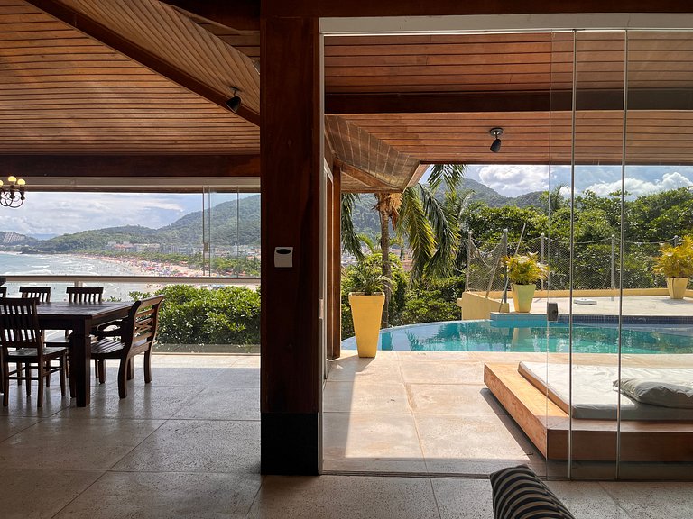 Refúgio confortável com piscina de borda infinita e vista in
