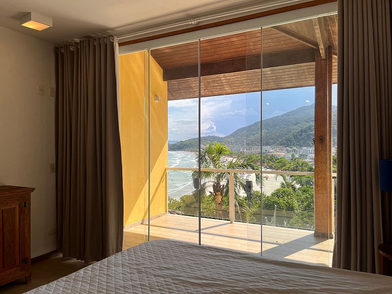 Refúgio confortável com piscina de borda infinita e vista in