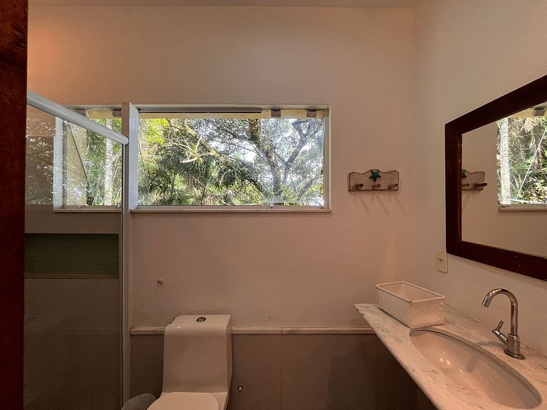 Refúgio confortável com piscina de borda infinita e vista in